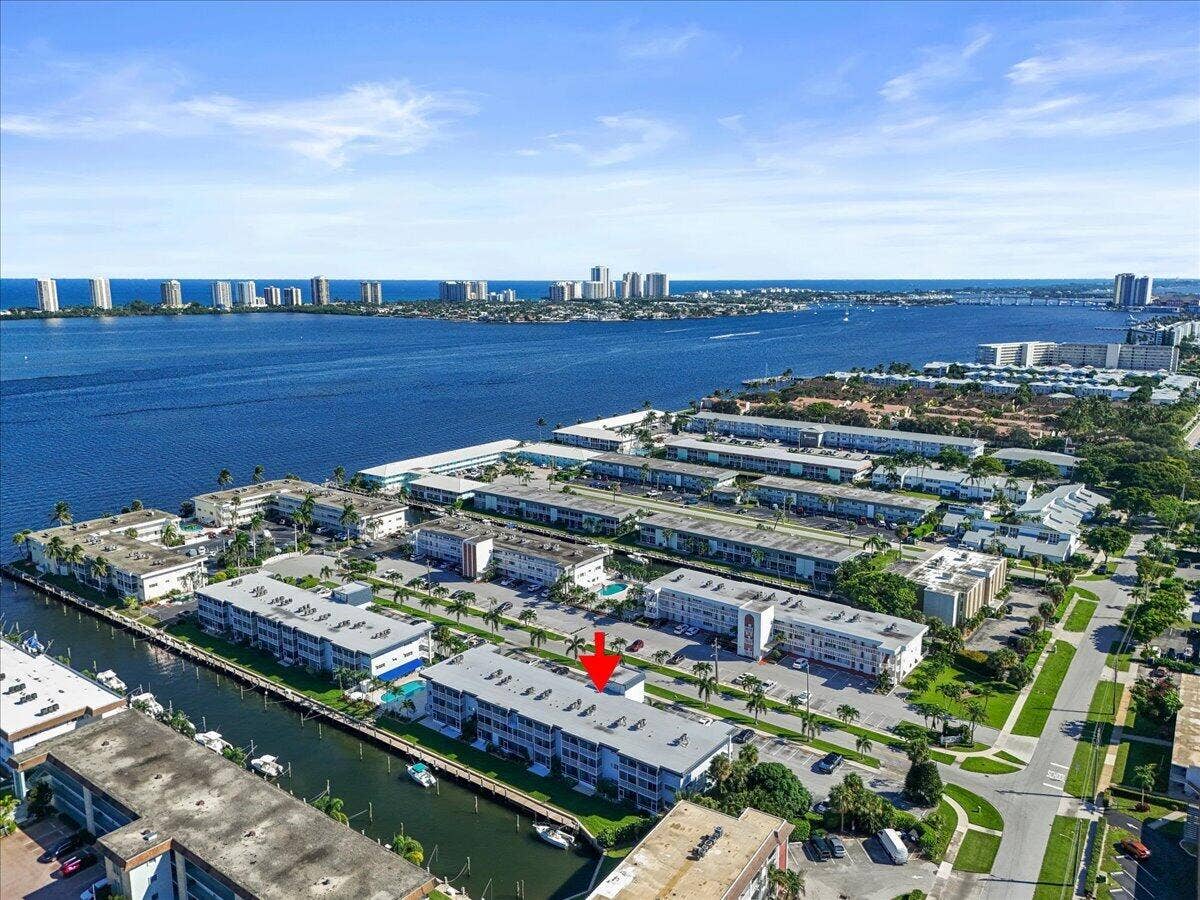 131 Doolen Court, #207, North Palm Beach, North Palm Beach, FL 33408 Minutes to Peanut Island