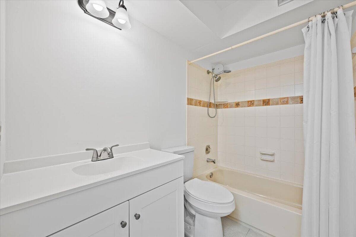 131 Doolen Court, #207, North Palm Beach, North Palm Beach, FL 33408 Bath