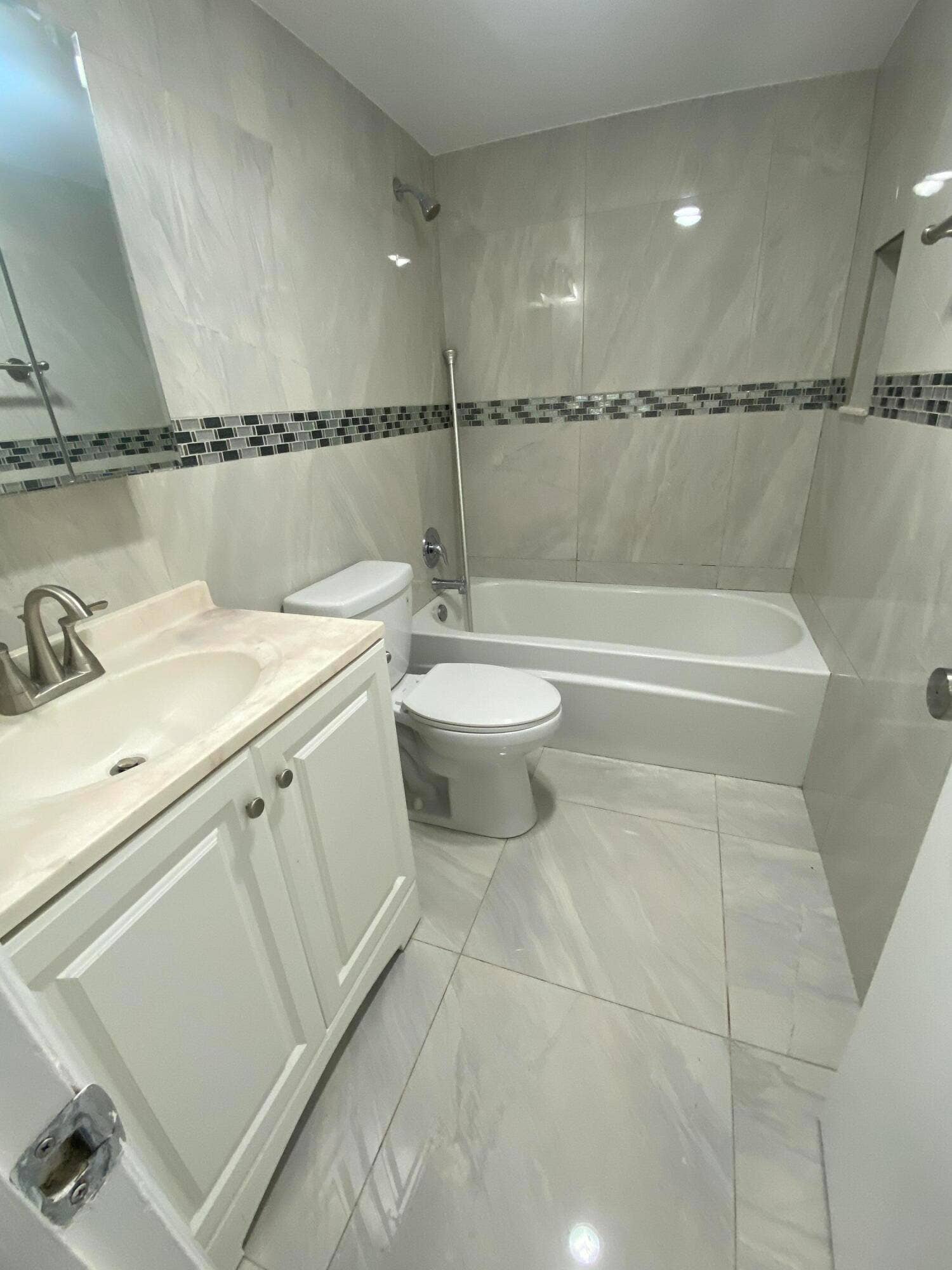 7 KINGSWOOD A, West Palm Beach, FL 33417 new full bath