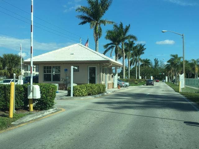7 KINGSWOOD A, West Palm Beach, FL 33417 close to Haverhill gate
