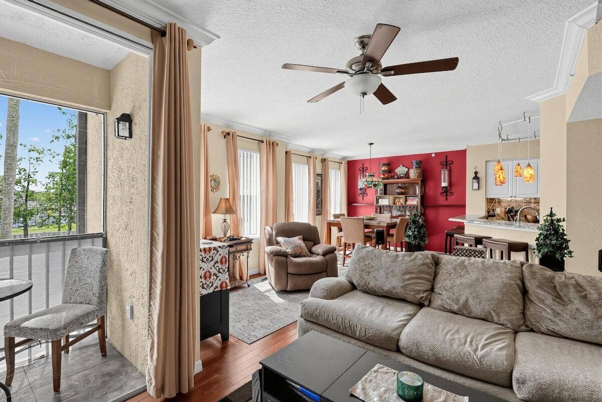 15_6918_W_Sample_Rd-Living_room-7725