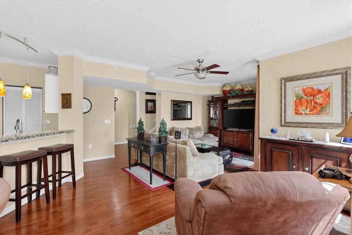 09_6918_W_Sample_Rd-Living_room-7706