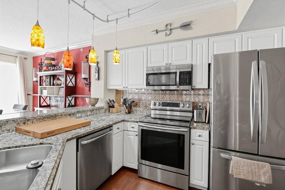 21_6918_W_Sample_Rd-Kitchen-7713