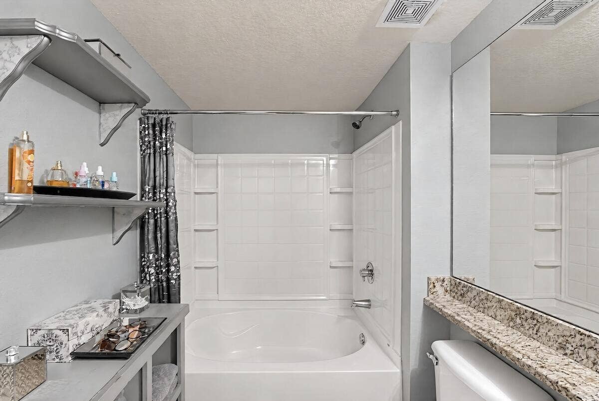 36_6918_W_Sample_Rd-Bathroom-39-1