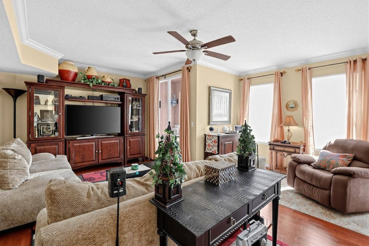 06_6918_W_Sample_Rd-Living_room-7700