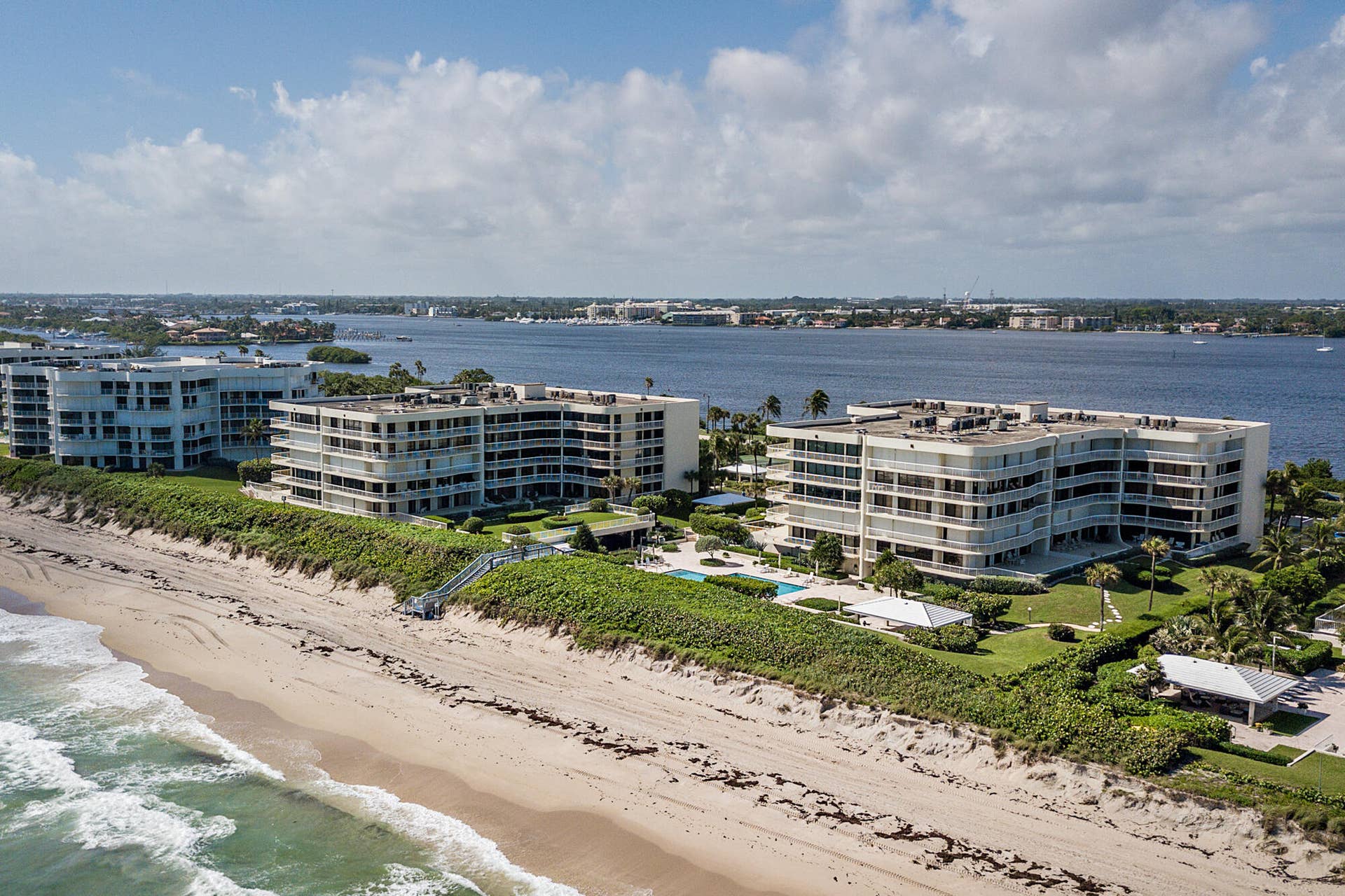 3300 S OCEAN Boulevard, #407N, Palm Beach, FL 33480 Building is Beachfront