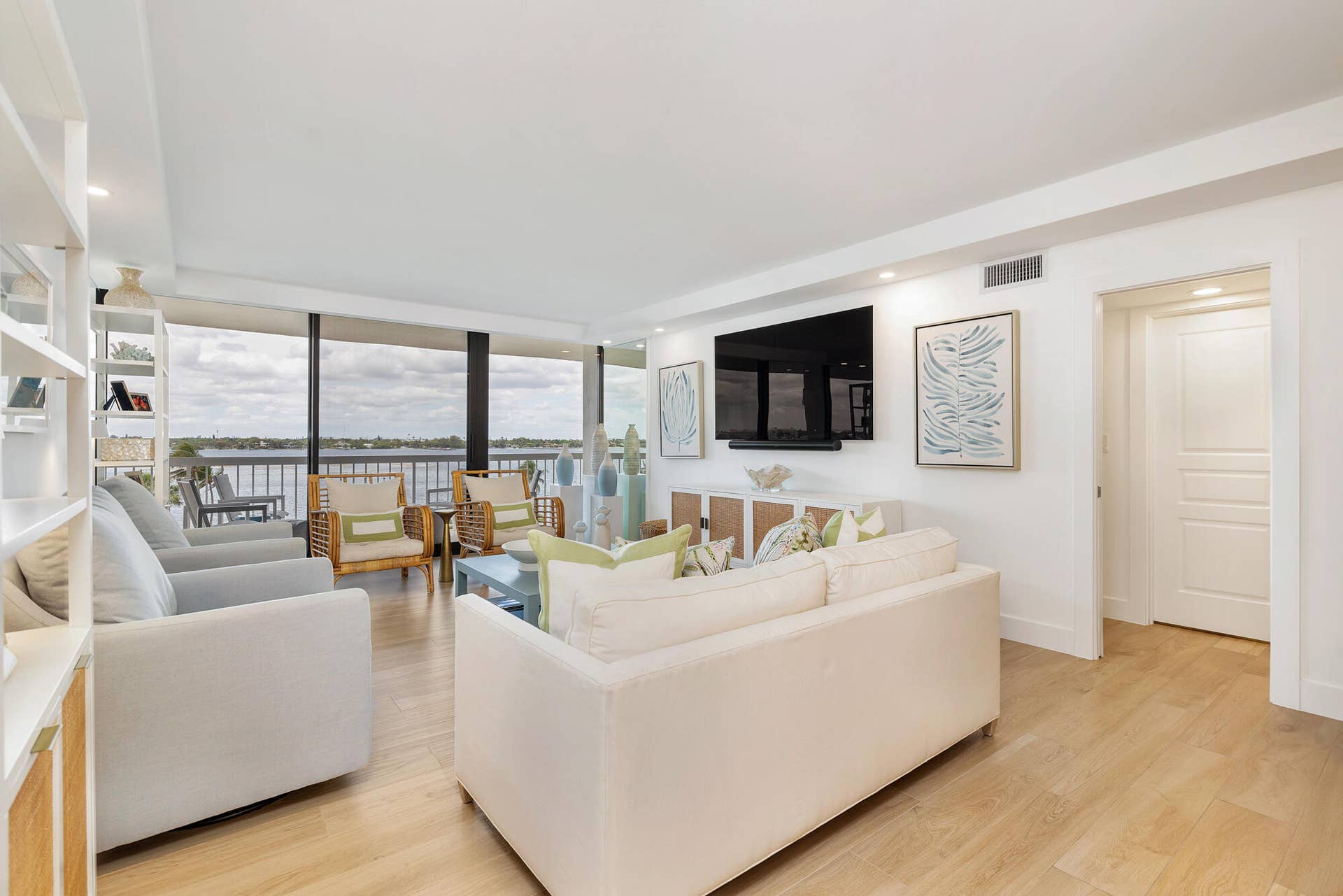 3300 S OCEAN Boulevard, #407N, Palm Beach, FL 33480 Living Area