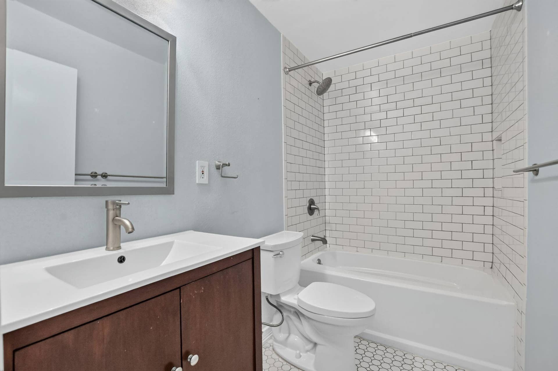 2107 NE 44th Street, Lighthouse Point, FL 33064 Guest Bathroom