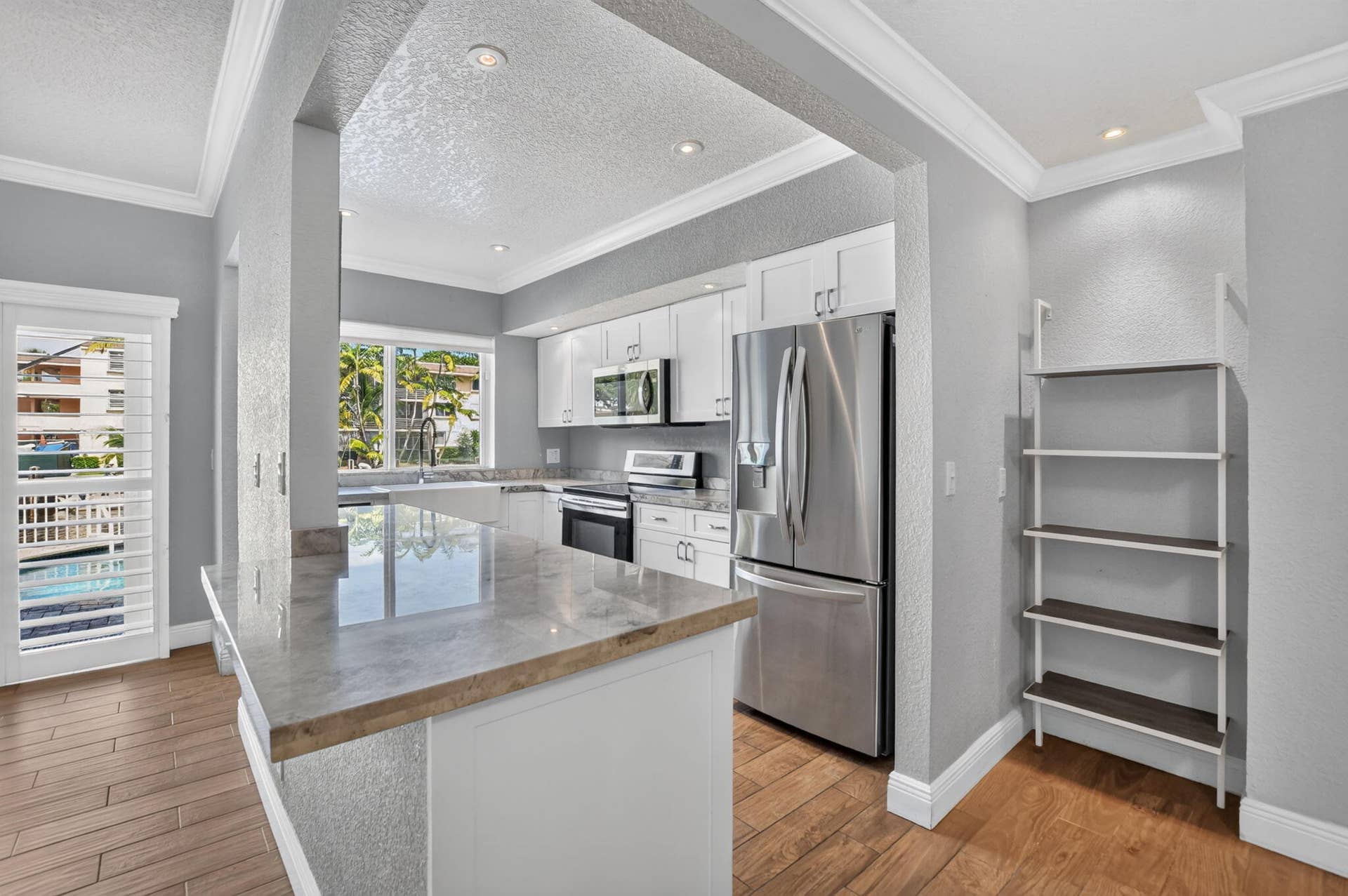 2107 NE 44th Street, Lighthouse Point, FL 33064 Natural Stone Countertop & Snackbar