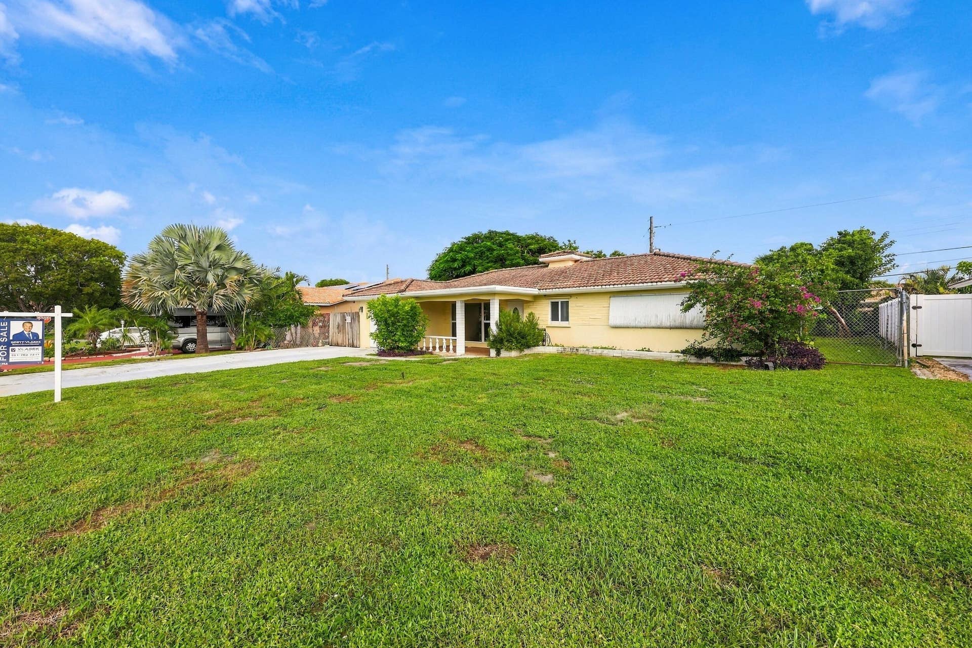 213 NE 24th Court, Boca Raton, FL 33431 Come experience life in one of East Boca's only no-HOA neighborhoods. This property is a blank slate for you to put your finishing touches on. Bring your boat, RV, or camper!
