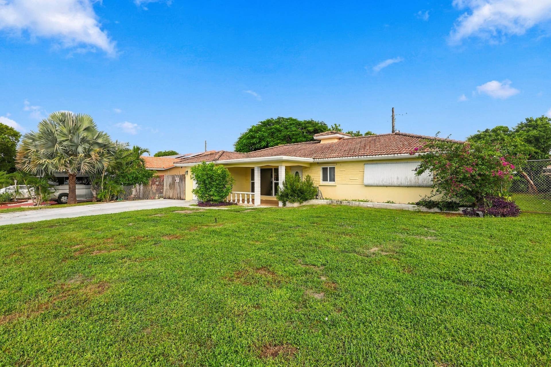 213 NE 24th Court, Boca Raton, FL 33431 Come experience life in one of East Boca's only no-HOA neighborhoods. This property is a blank slate for you to put your finishing touches on. Bring your boat, RV, or camper!