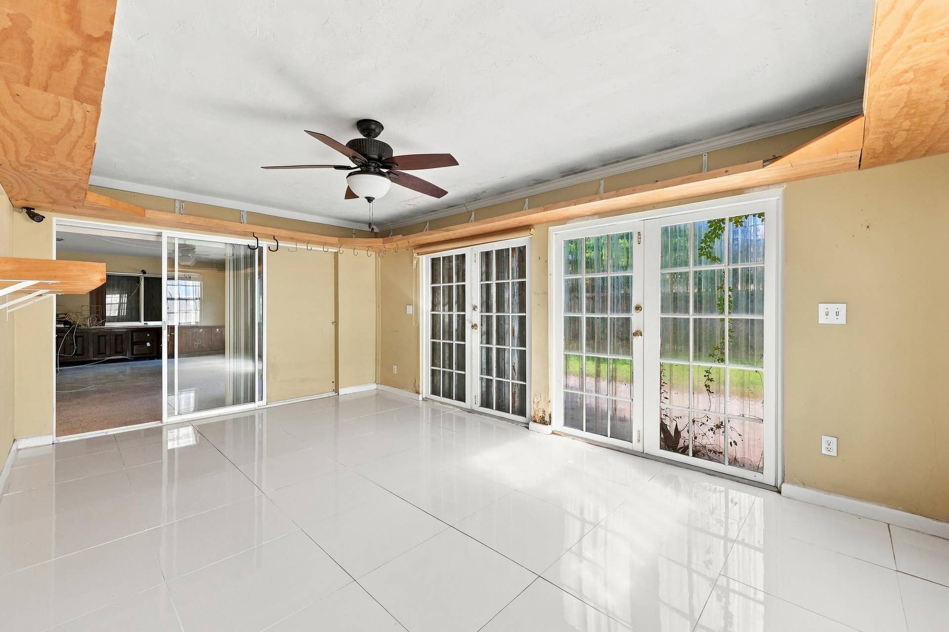 213 NE 24th Court, Boca Raton, FL 33431 The sunroom offers a third living space with quick access to the fully fenced-in backyard.