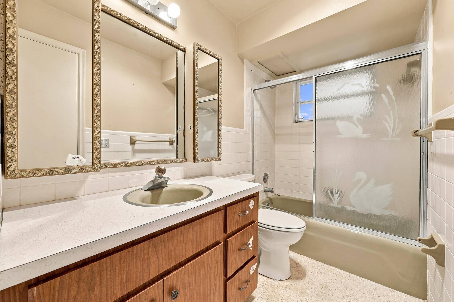 213 NE 24th Court, Boca Raton, FL 33431 Here is the full-size guest bathroom.