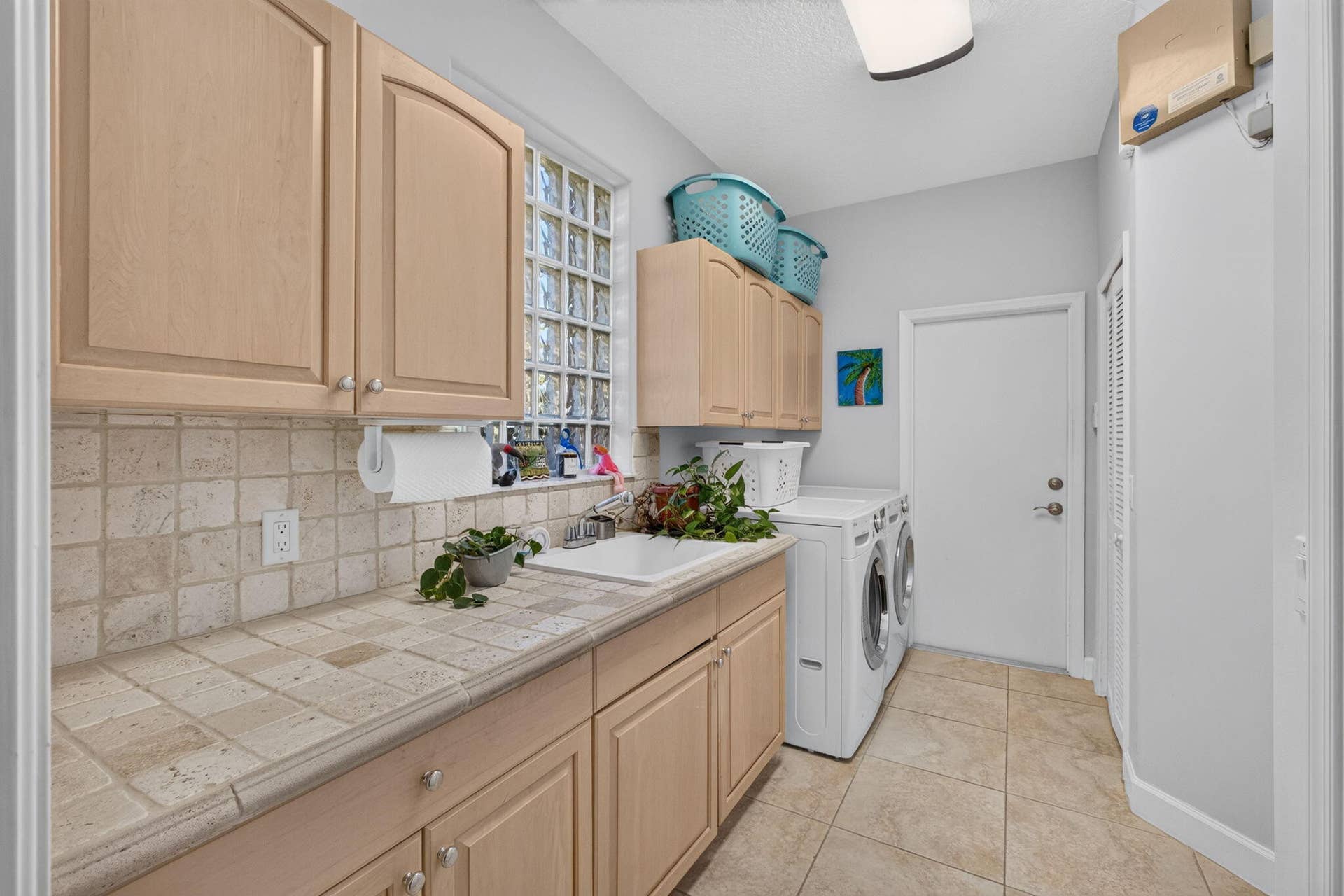 8863 LAKES Boulevard, West Palm Beach, FL 33412 Laundry