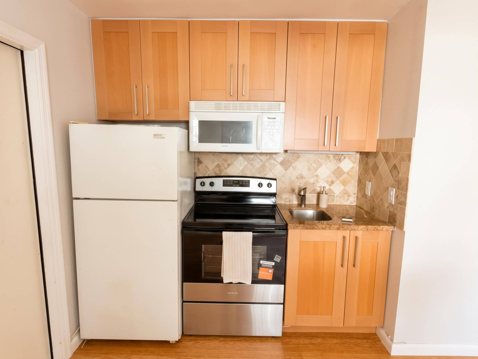 713 SE 18th Street, #1-5, Fort Lauderdale, FL 33316 Kitchen