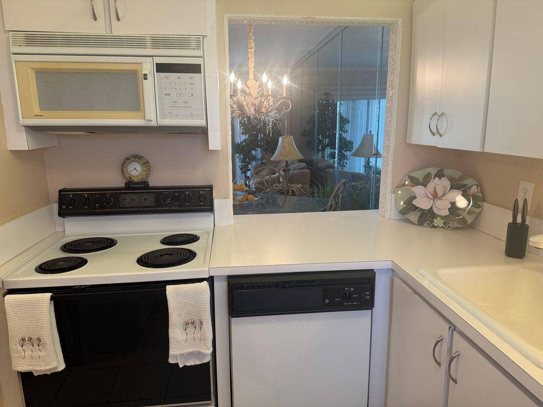 5401 NW 2nd Avenue, #Apt 329, Boca Raton, FL 33487 Kitchen 3