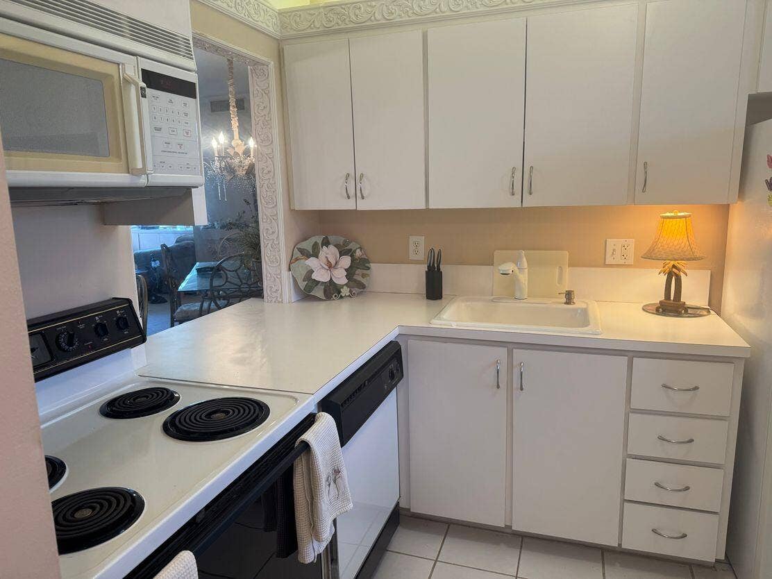 5401 NW 2nd Avenue, #Apt 329, Boca Raton, FL 33487 Kitchen