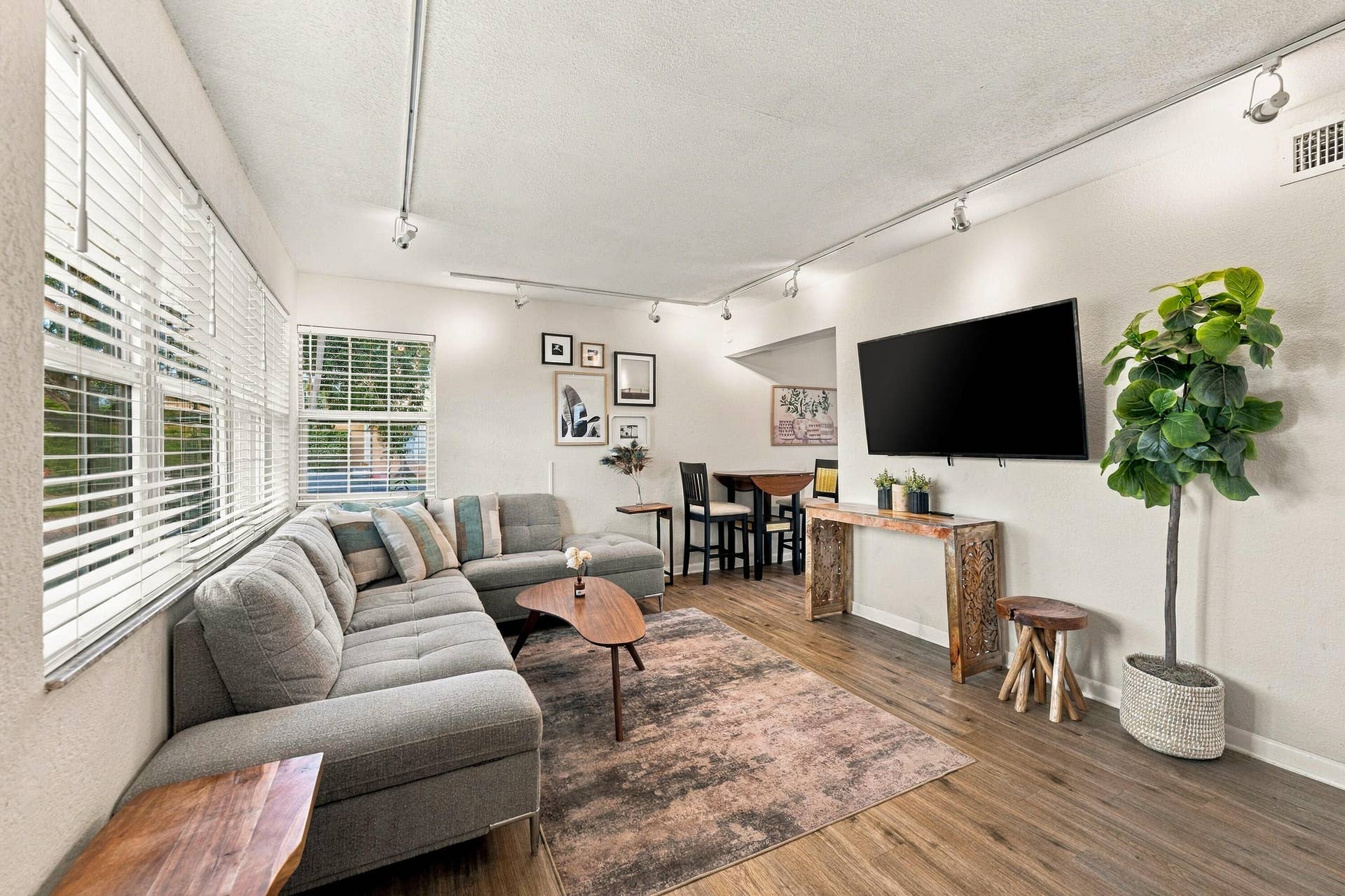 251 SW 22ND Street, Fort Lauderdale, FL 33315 04_dsc_4143_with_tv
