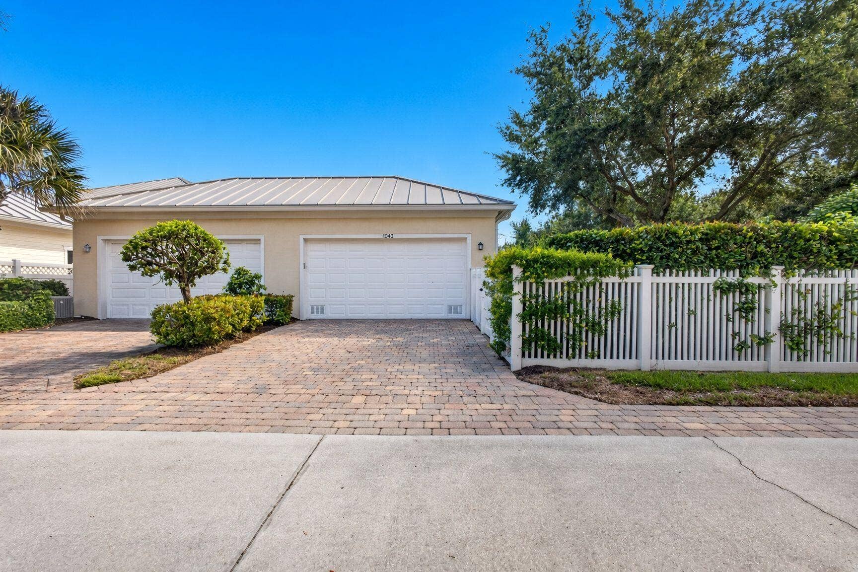 1043 Key Largo Street, Jupiter, FL 33458 Garage