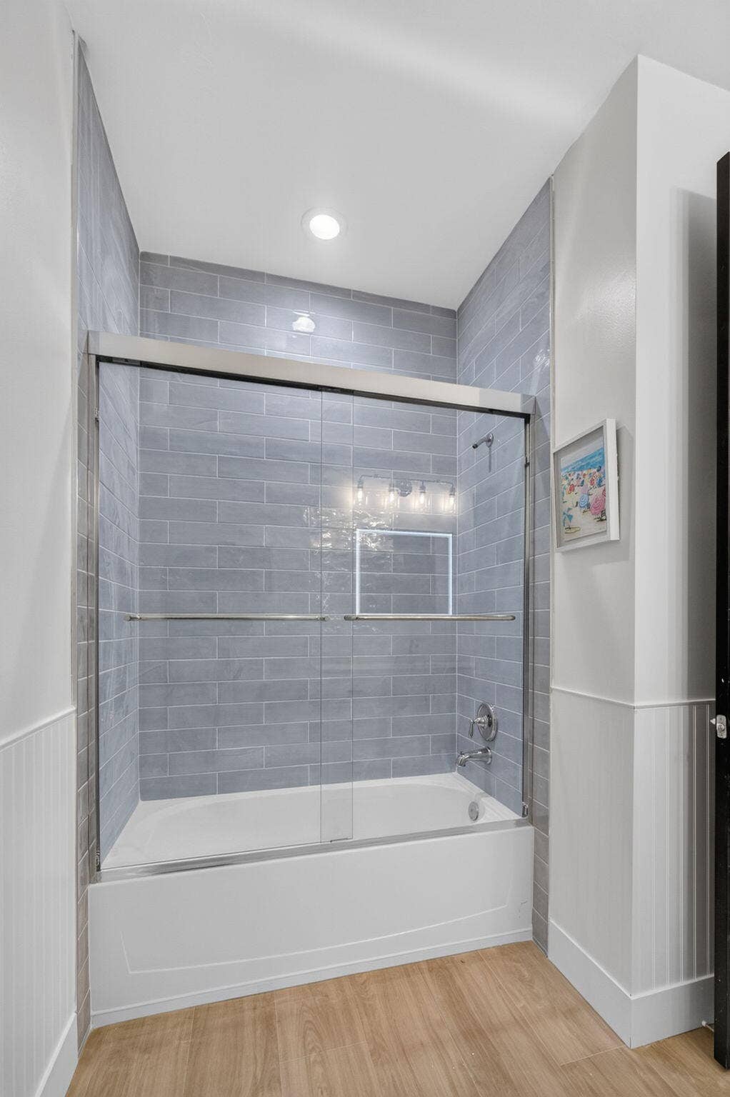 1043 Key Largo Street, Jupiter, FL 33458 Guest Bath tub
