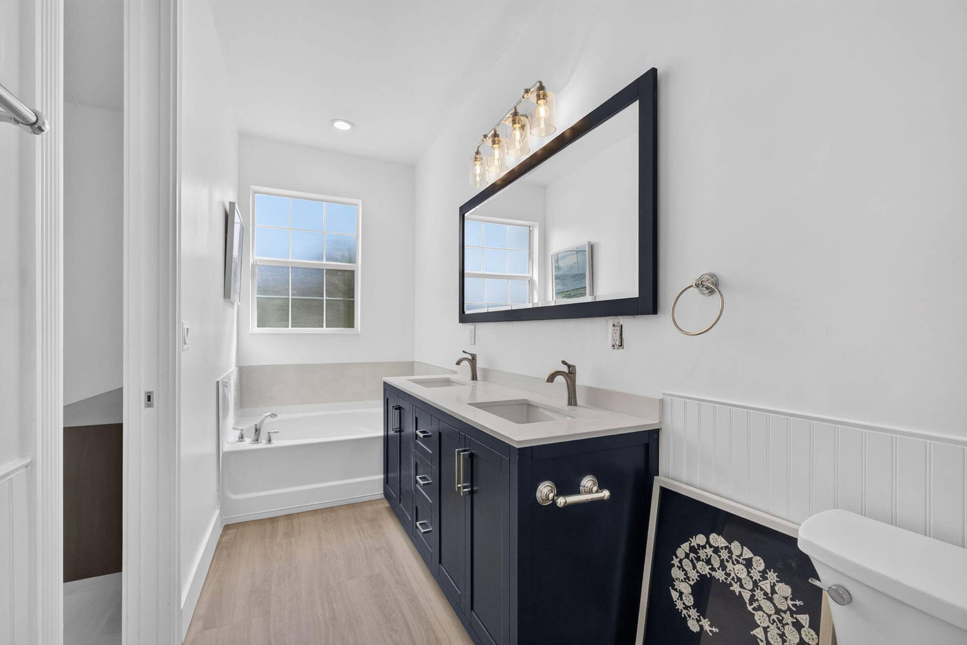1043 Key Largo Street, Jupiter, FL 33458 Primary Bath Tub