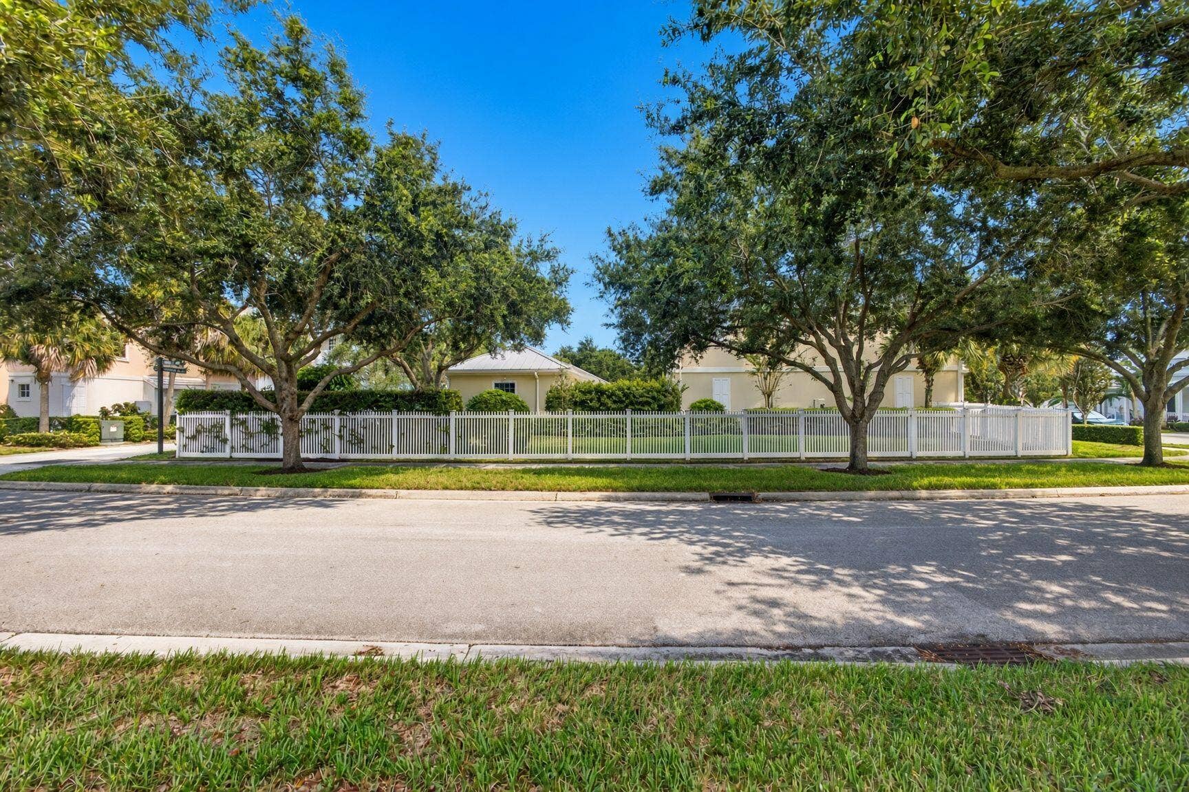 1043 Key Largo Street, Jupiter, FL 33458 All Fence in Yard