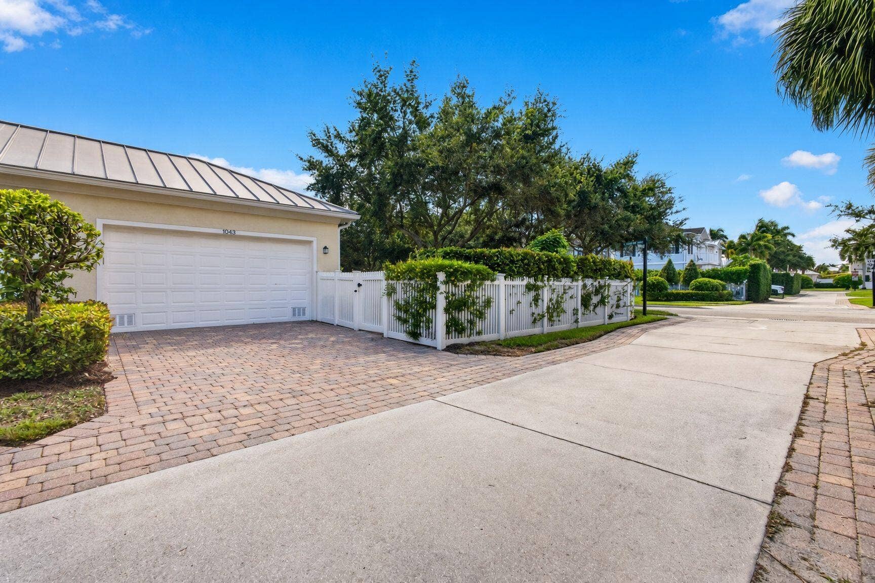1043 Key Largo Street, Jupiter, FL 33458 Garage