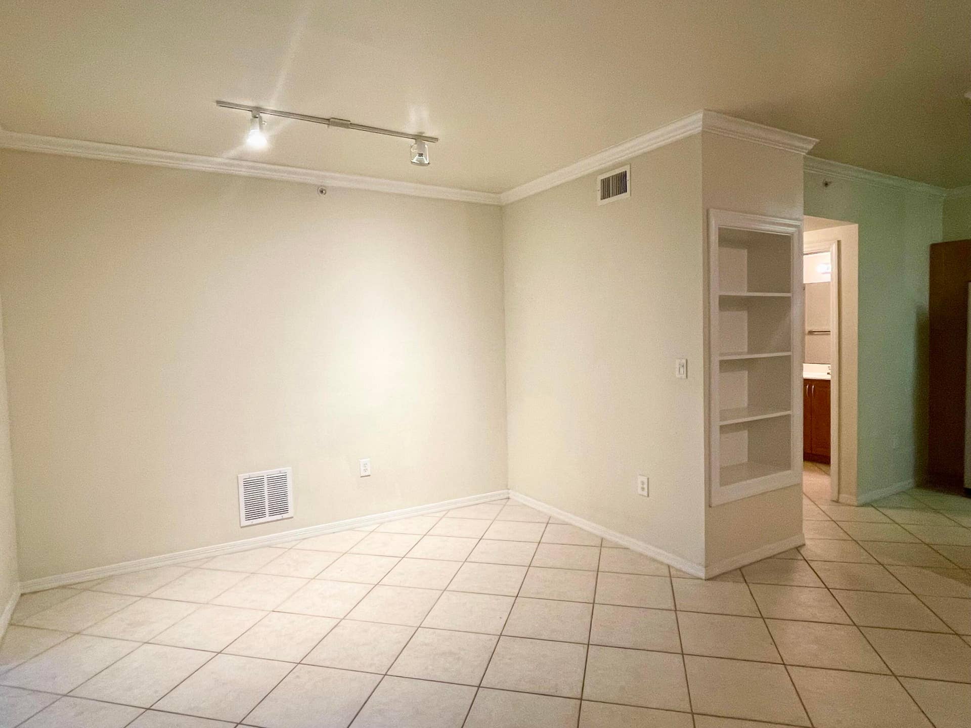 6533 EMERALD DUNES Drive, #107, West Palm Beach, West Palm Beach, FL 33411 living room