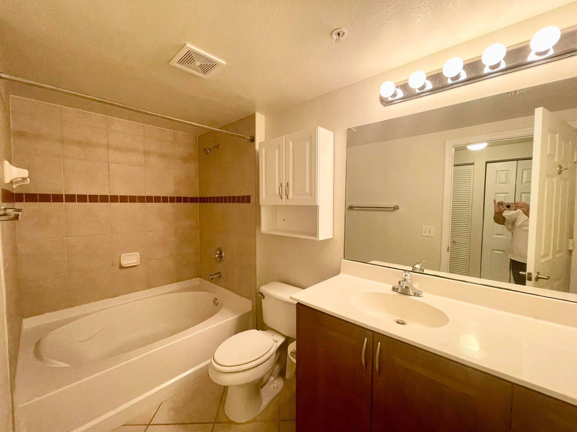 6533 EMERALD DUNES Drive, #107, West Palm Beach, West Palm Beach, FL 33411 bathroom w/ roman tub