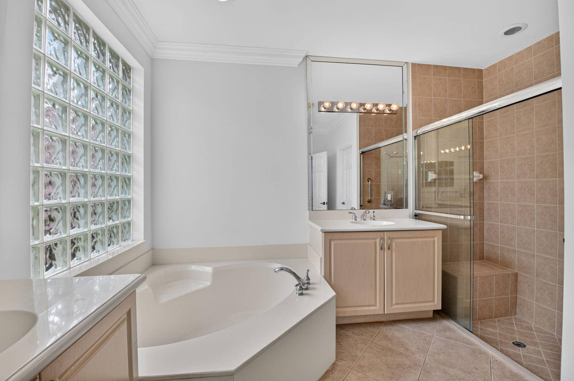 6931 Belmont Shore Drive, Delray Beach, FL 33446 2 sinks and Separate Tub and shower