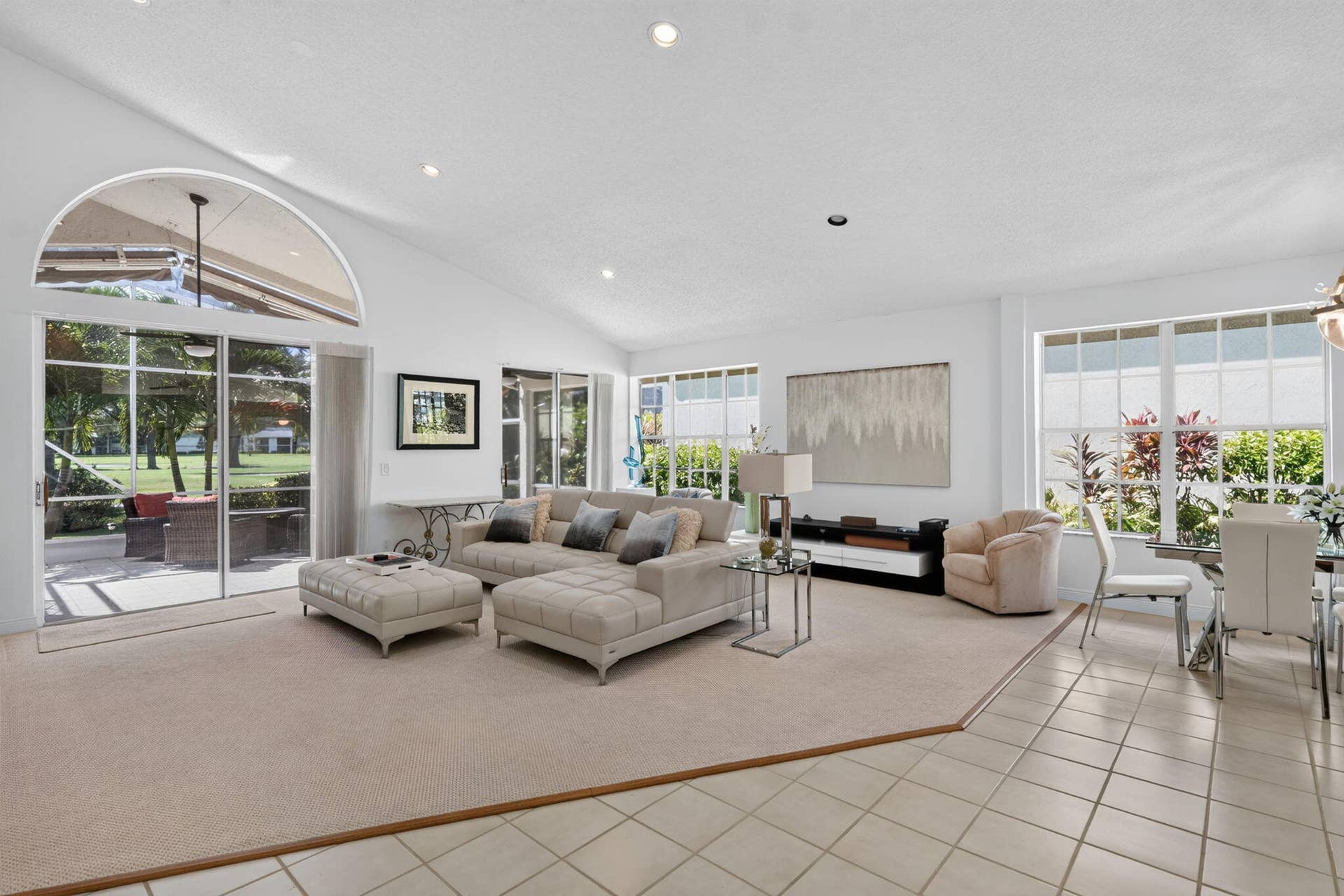 12850 Oak Knoll Drive, Palm Beach Gardens, FL 33418 living room Oak knoll