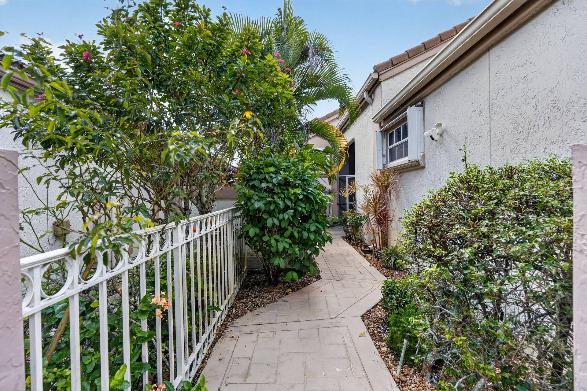 12850 Oak Knoll Drive, Palm Beach Gardens, FL 33418 path to house
