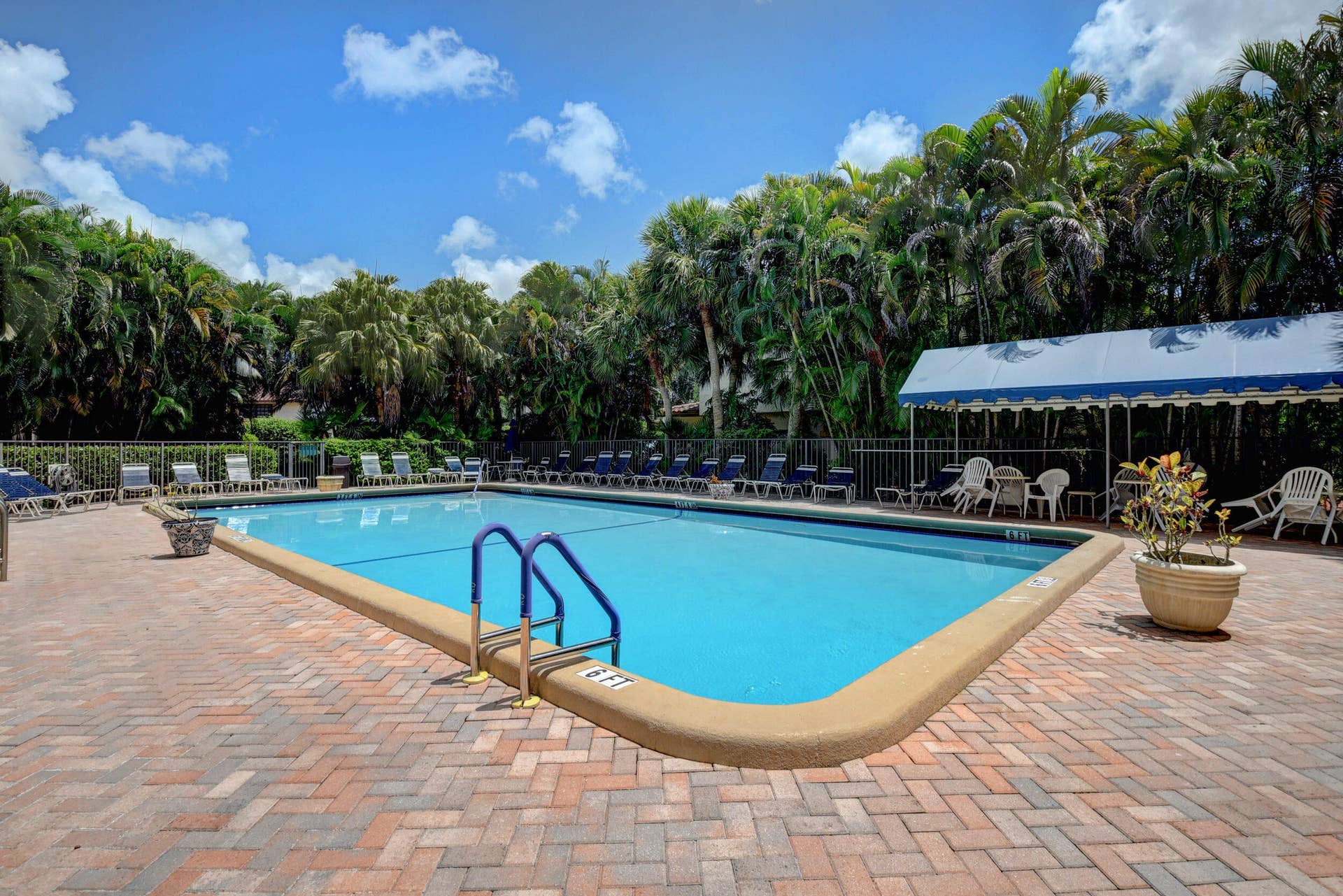 La Mirada pool