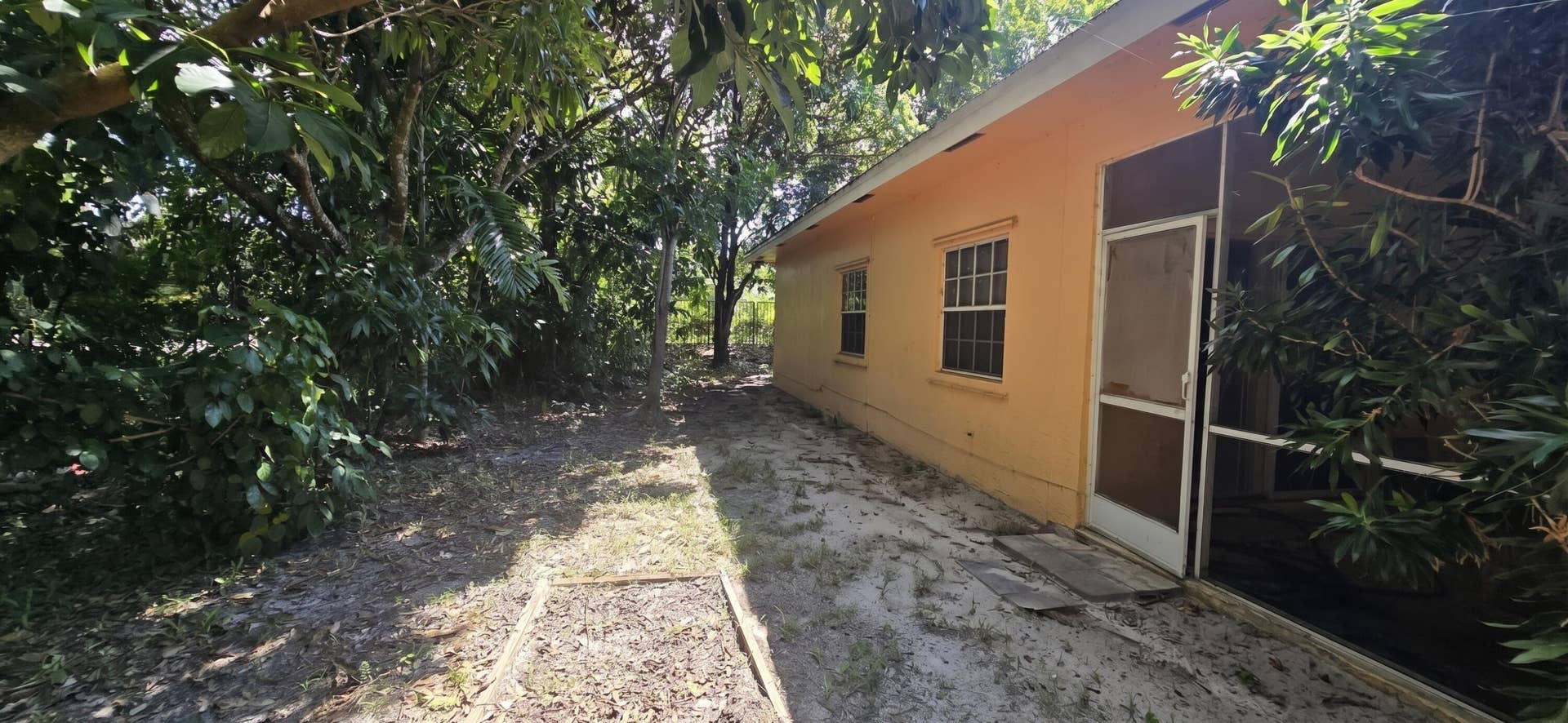 188 Gulfstream Circle, Royal Palm Beach, FL 33411 42 - Side Yard