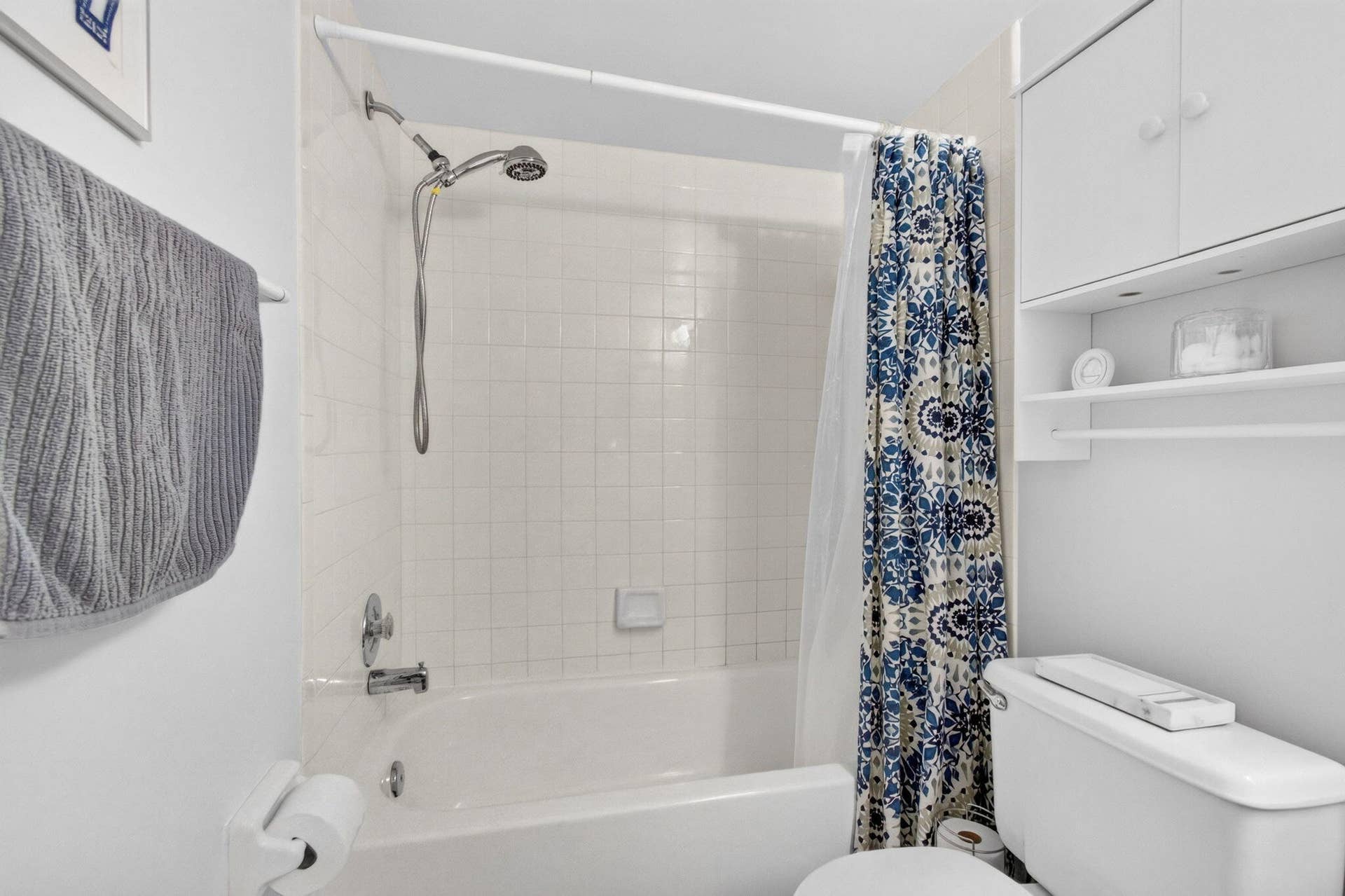 330 PALMWOOD Place, #208, Boca Raton, FL 33431 Guest Shower-Tub