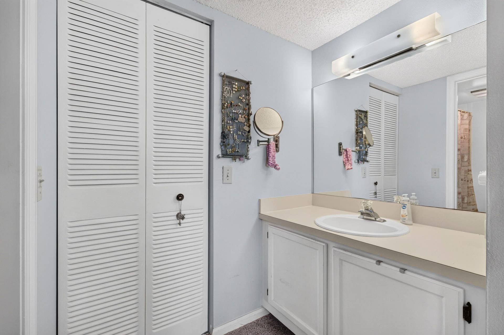 330 PALMWOOD Place, #208, Boca Raton, FL 33431 Primary Vanity