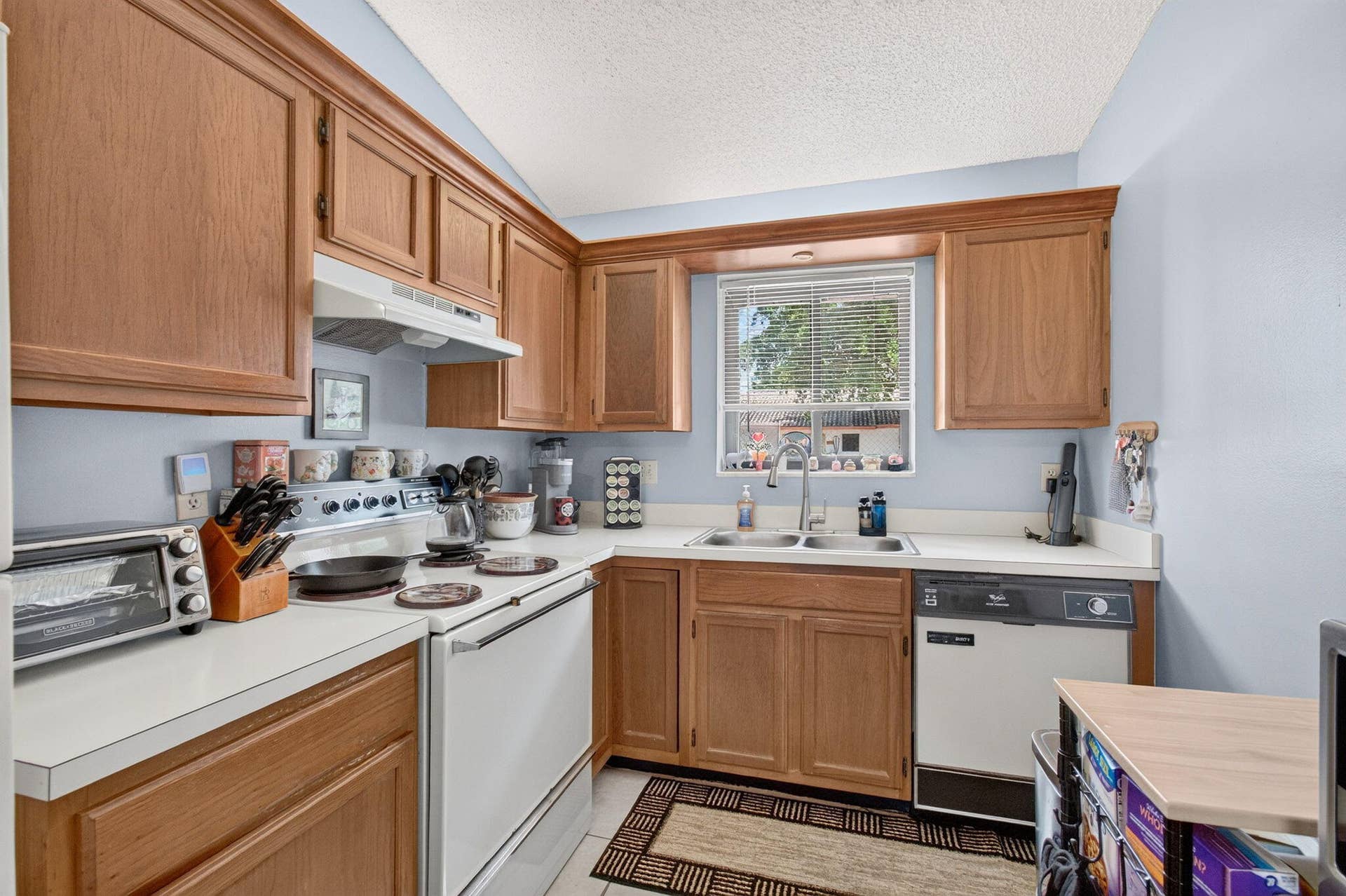 330 PALMWOOD Place, #208, Boca Raton, FL 33431 Kitchen