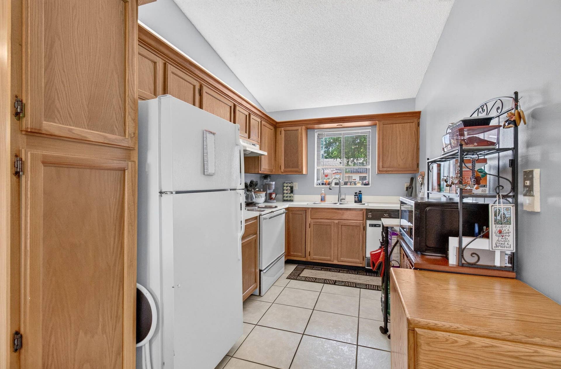 330 PALMWOOD Place, #208, Boca Raton, FL 33431 Pantry