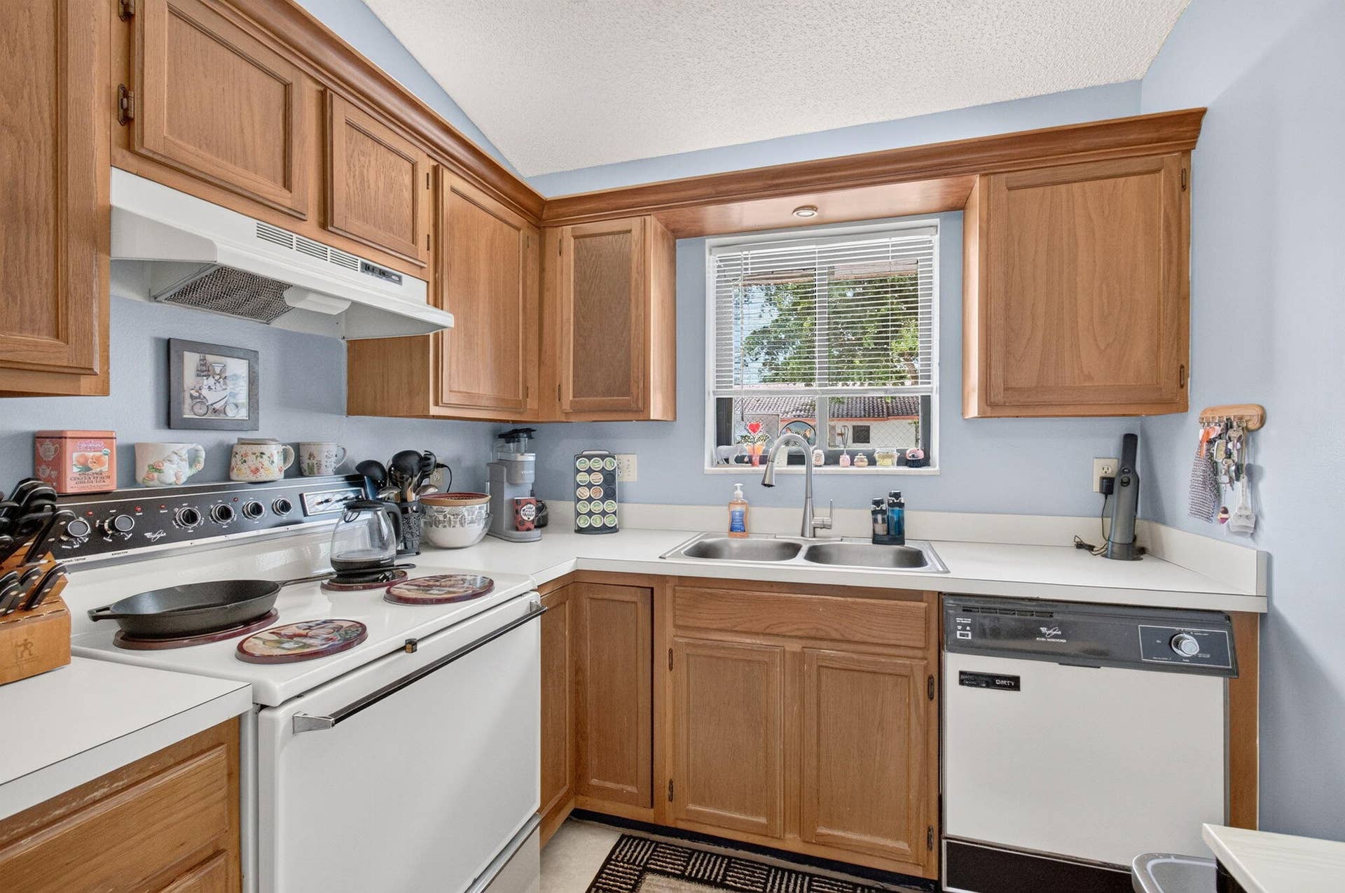 330 PALMWOOD Place, #208, Boca Raton, FL 33431 Kitchen