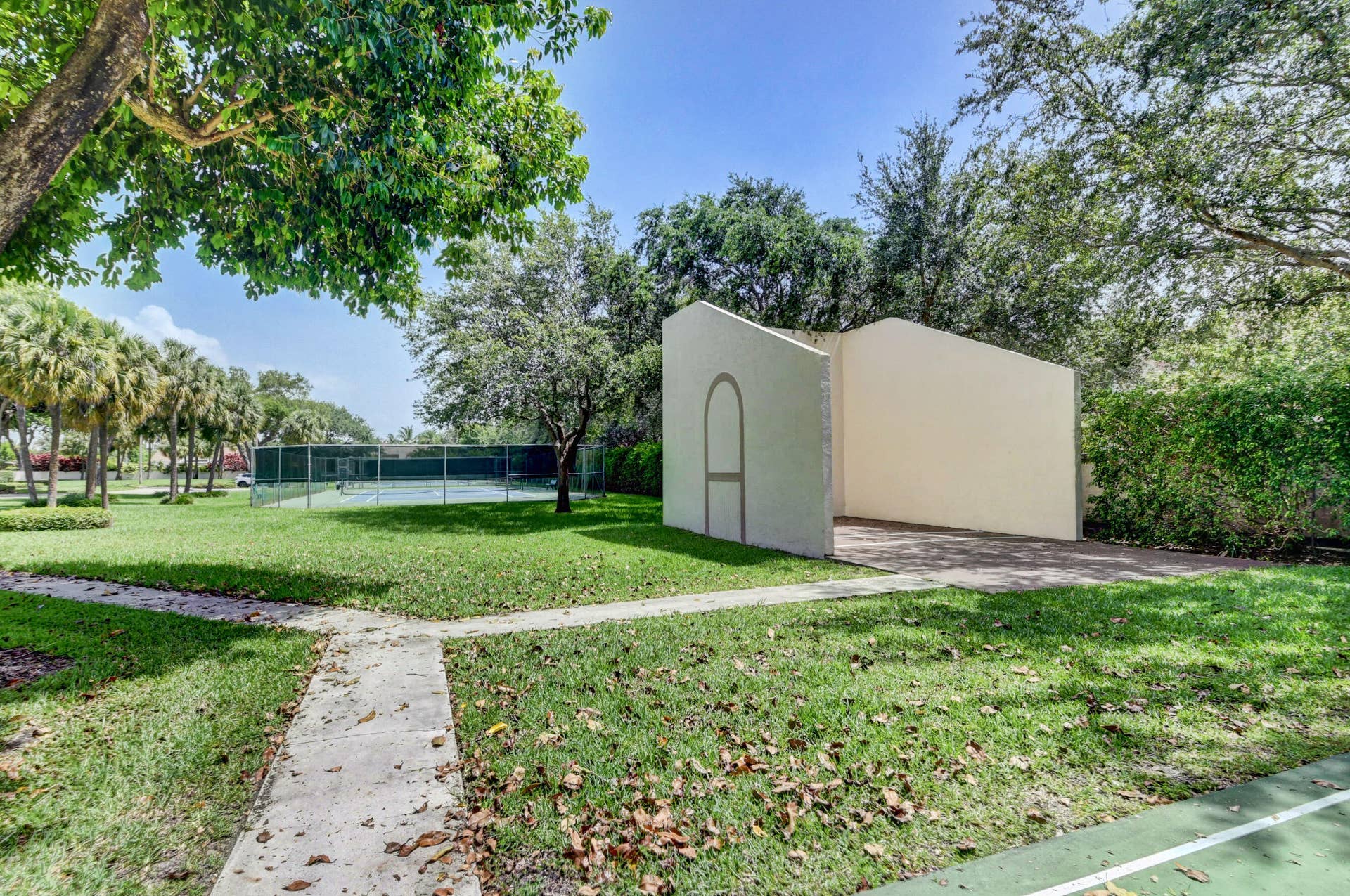 330 PALMWOOD Place, #208, Boca Raton, FL 33431 Racquet Ball