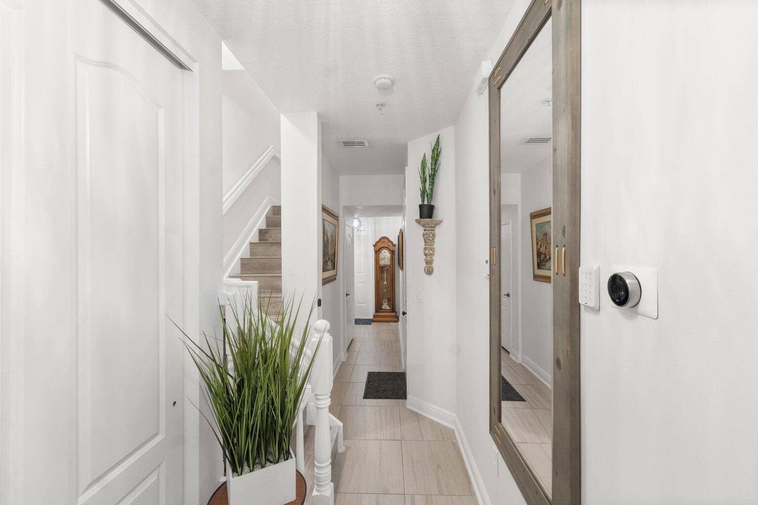 3643 NW 5TH Terrace, Boca Raton, FL 33431 Main Floor Entrance Hallway