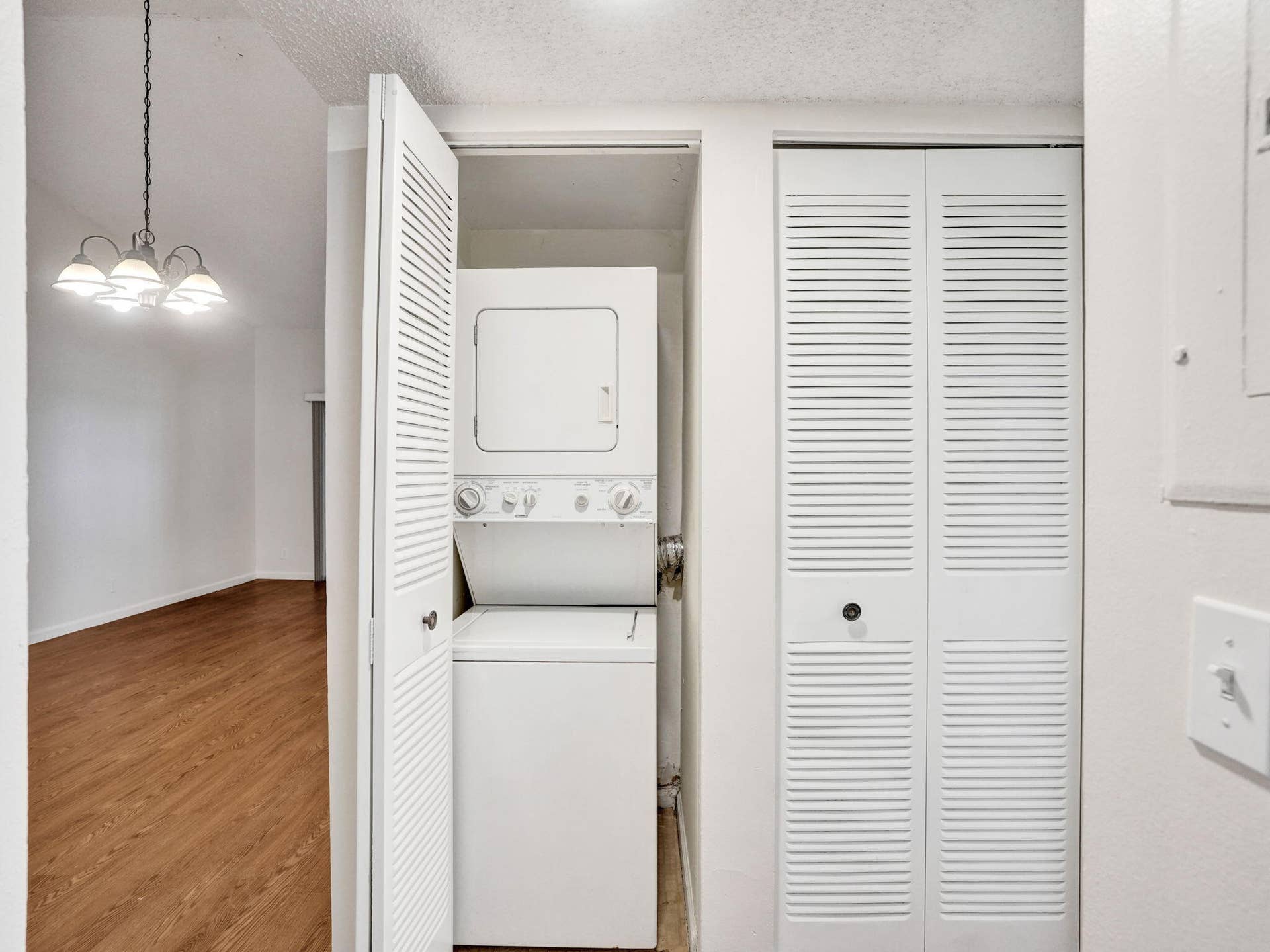 300 Palmwood Place, #P206, Boca Raton, FL 33431 stackable washer and dryer in unit