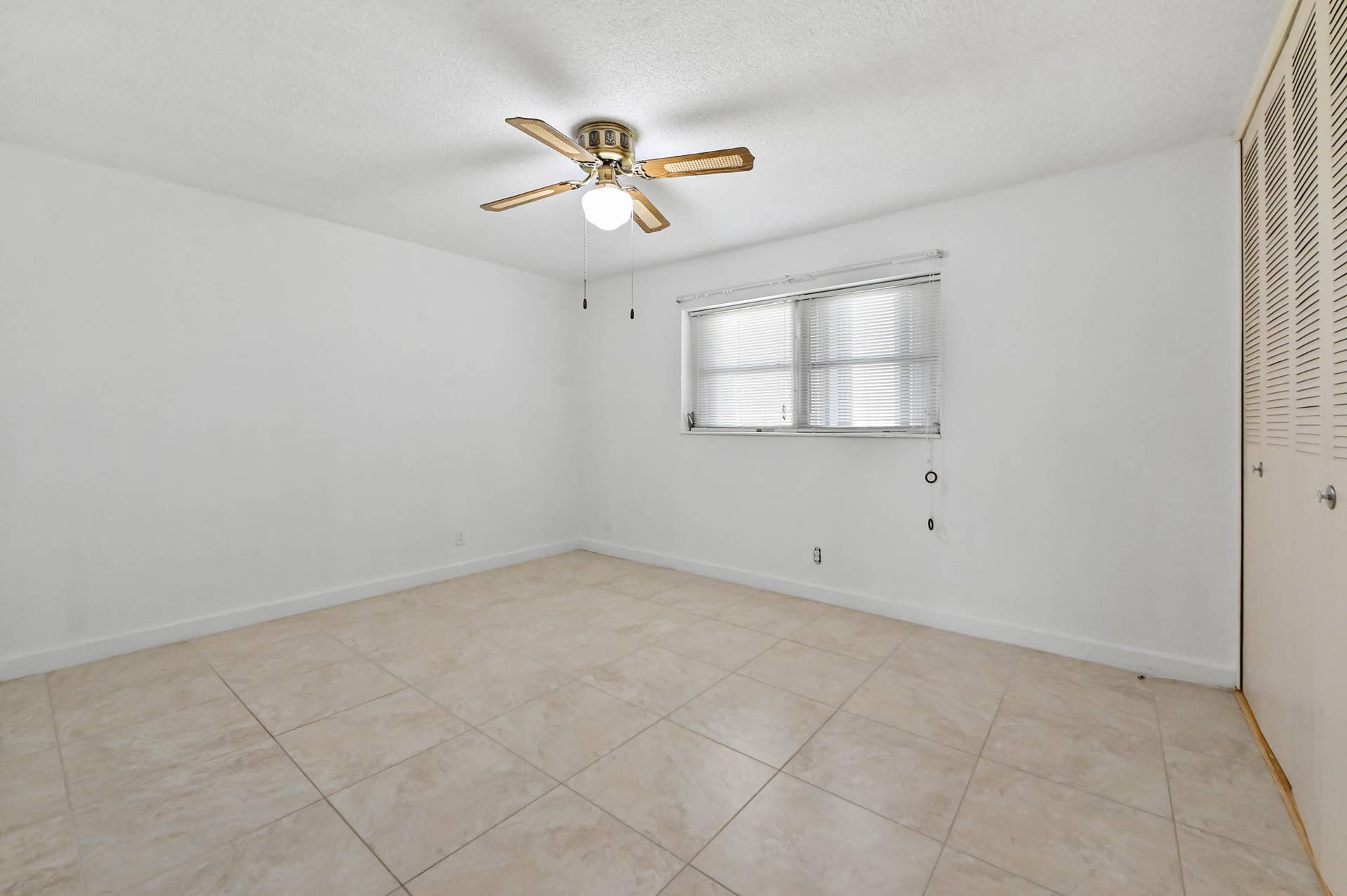 17 Bedroom 03