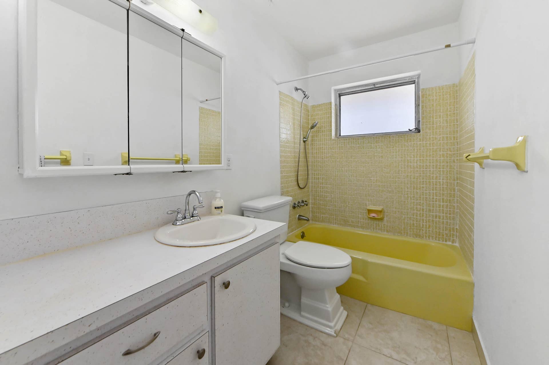 14 Bathroom 01