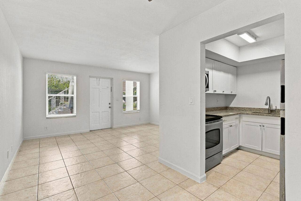4529 NE 21st Avenue, #3, Fort Lauderdale, FL 33308 Living room