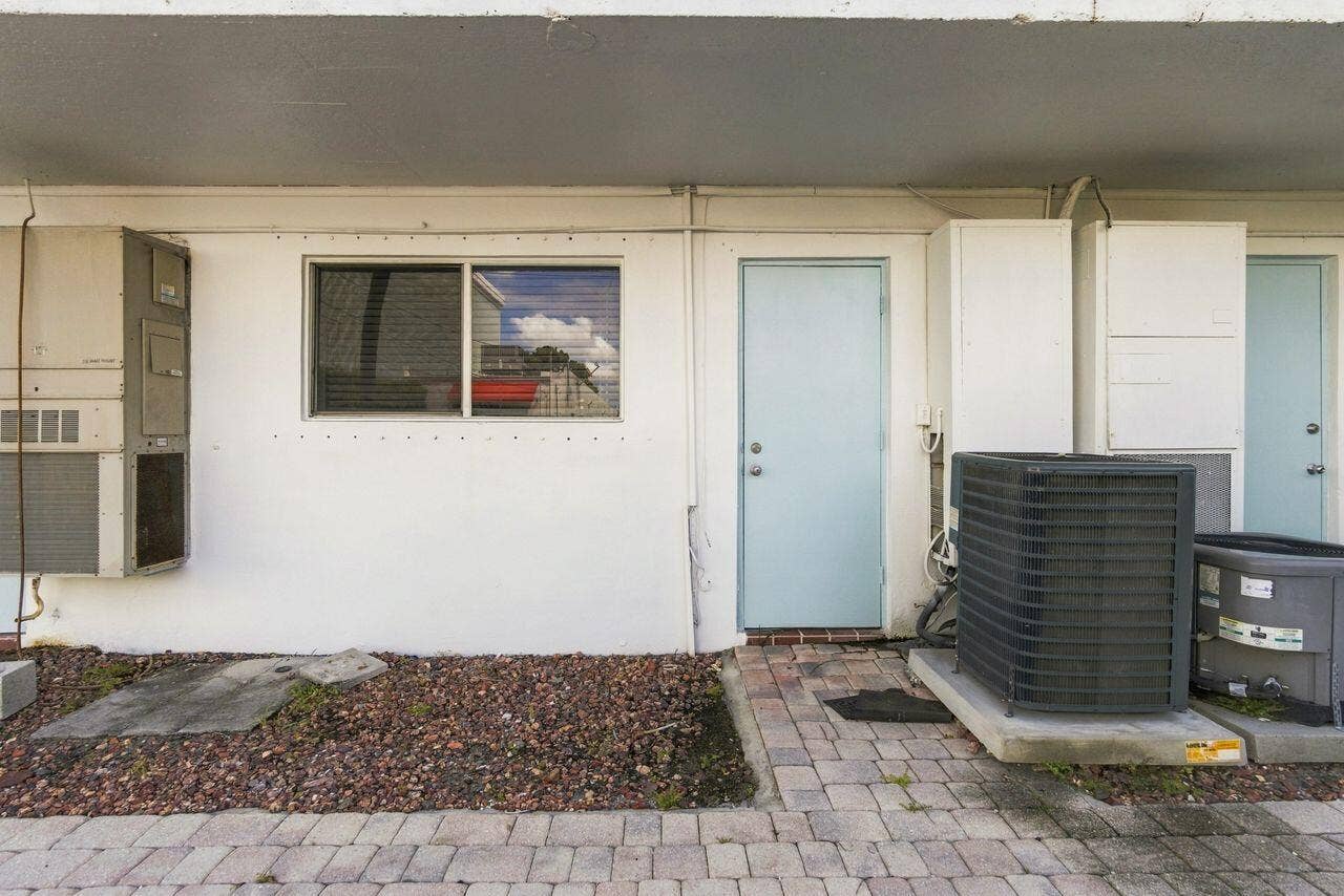 4529 NE 21st Avenue, #3, Fort Lauderdale, FL 33308 Back of Structure with door to bedroom