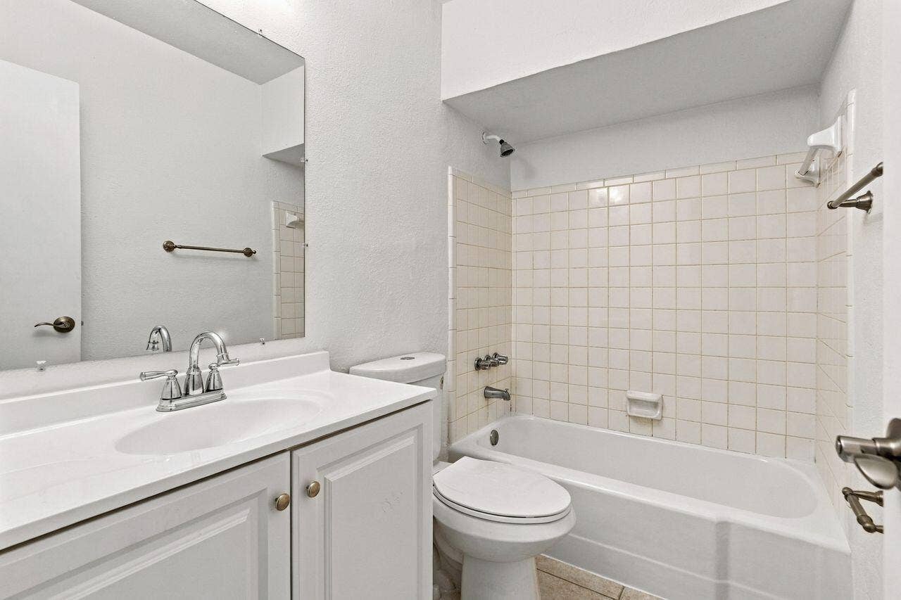 4529 NE 21st Avenue, #3, Fort Lauderdale, FL 33308 Bathroom