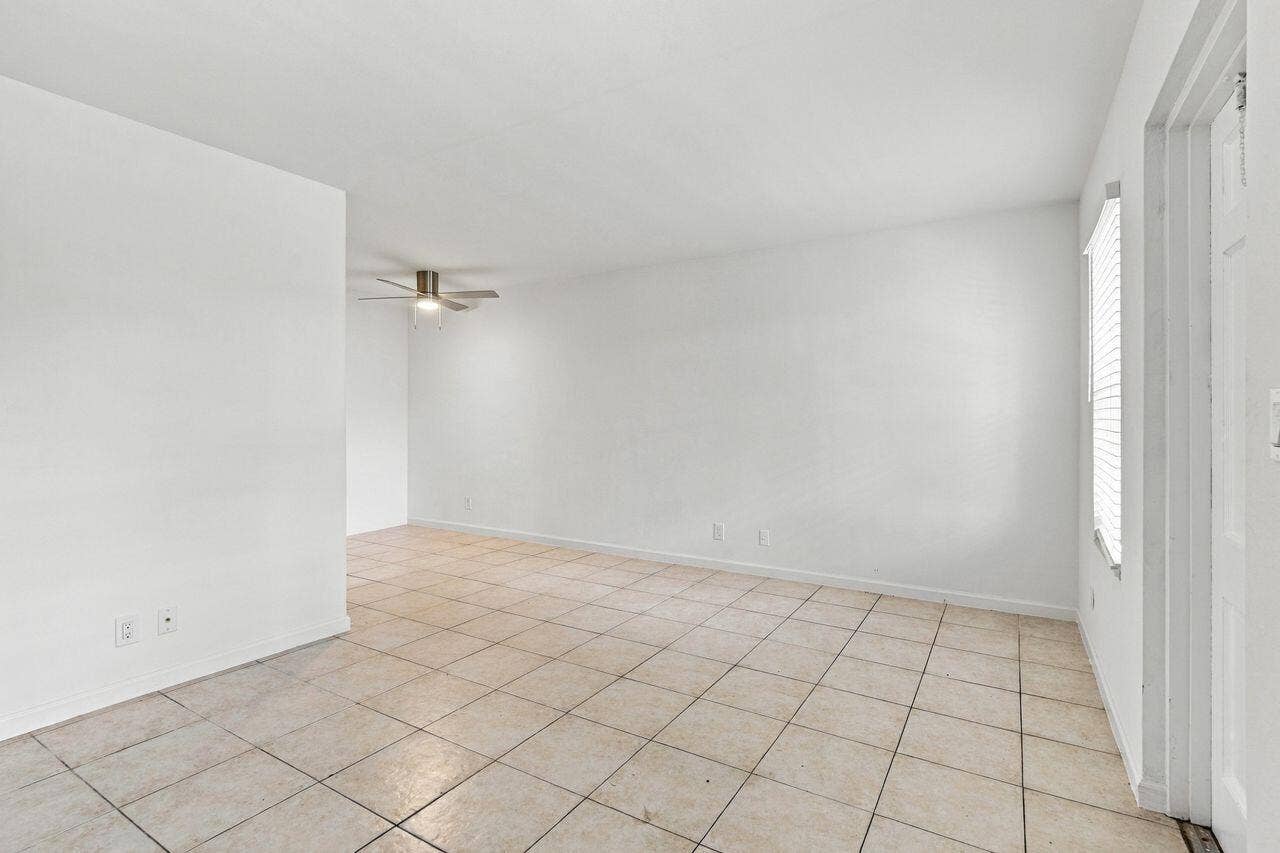 4529 NE 21st Avenue, #3, Fort Lauderdale, FL 33308 Living room with front door on the right side