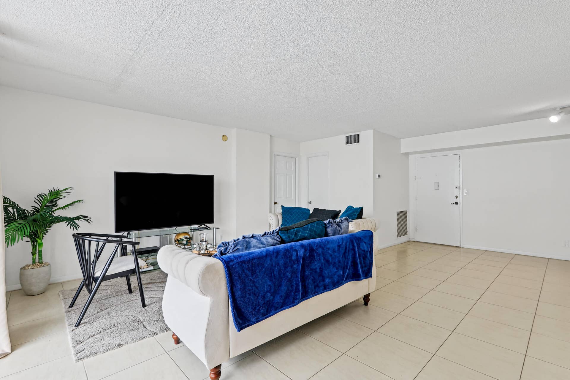 137 Golden Isles Drive, #1001, Hallandale Beach, FL 33009 IMG_5408_print