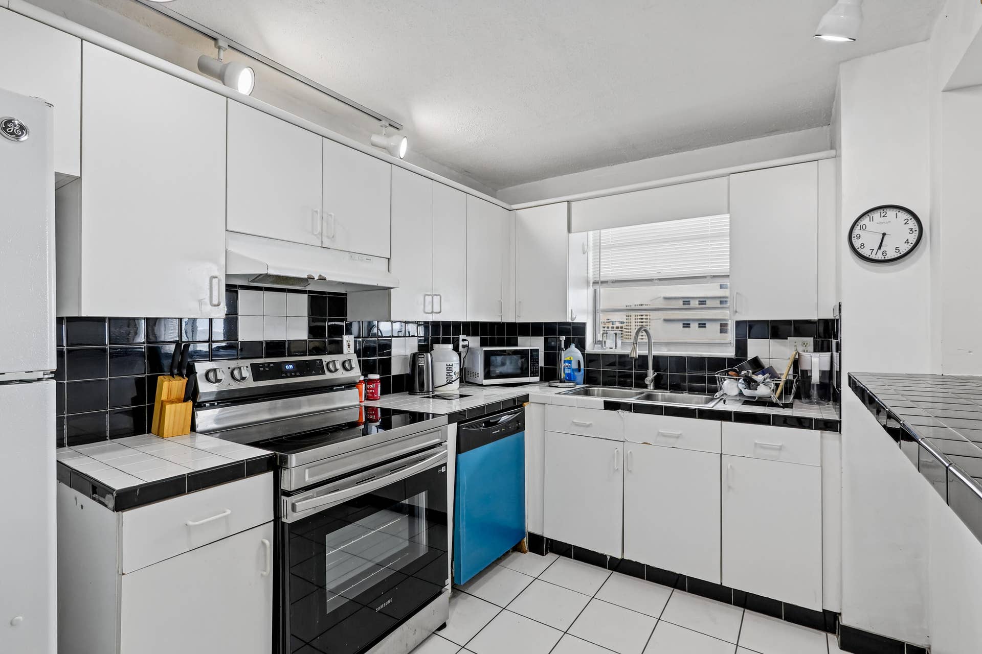 137 Golden Isles Drive, #1001, Hallandale Beach, FL 33009 IMG_5459_print